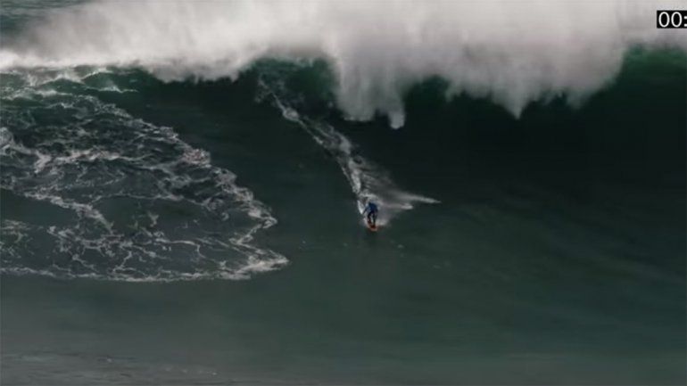 El estremecedor rescate de un surfista entre olas gigantes