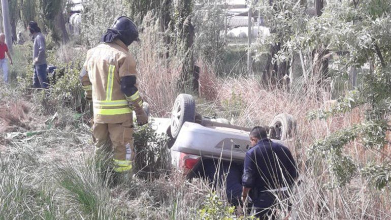 Dramático rescate de dos jóvenes cipoleños: volcaron y casi mueren aplastados