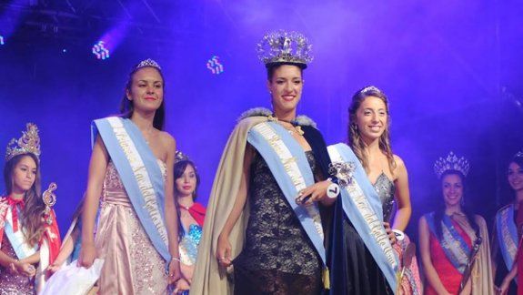 La nueva reina, junto a las dos princesas durante la coronación.