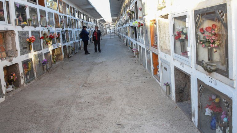 Además de las placas, en los nichos suelen llevarse floreros y herrajes de las puertas. Además de las placas, en los nichos suelen llevarse floreros y herrajes de las puertas.