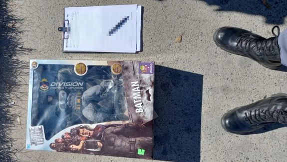 Por un muñeco de Batman cayeron los ladrones de un comercio