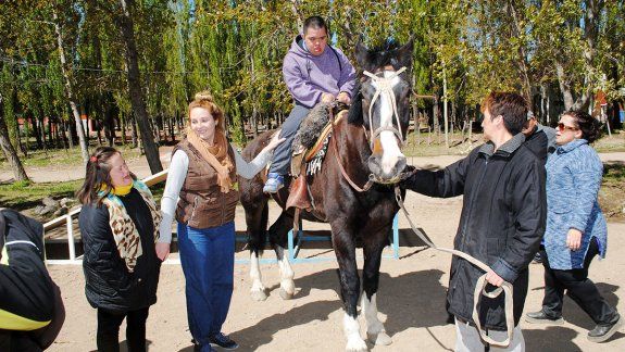 La equinoterapia se fortalece en Zapala con caballos que sanan