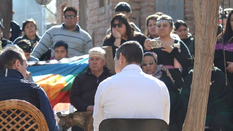 Tobares y Grandi en la reunión que tuvieron en el Lof Fvta Xayen, cerca de los campos de Galván y la familia Mardones en el paraje Tratrayén. Tobares y Grandi en la reunión que tuvieron en el Lof Fvta Xayen, cerca de los campos de Galván y la familia Mardones en el paraje Tratrayén.
