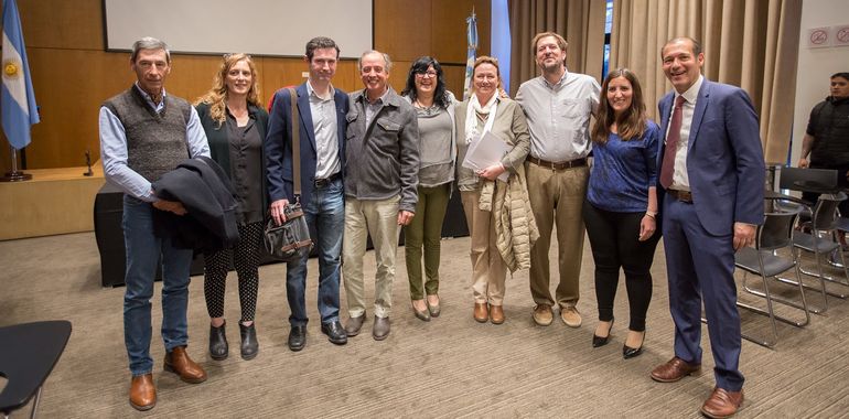 El gobernador Omar Gutiérrez junto a representantes ganaderos de Neuquén. El gobernador Omar Gutiérrez junto a representantes ganaderos de Neuquén.