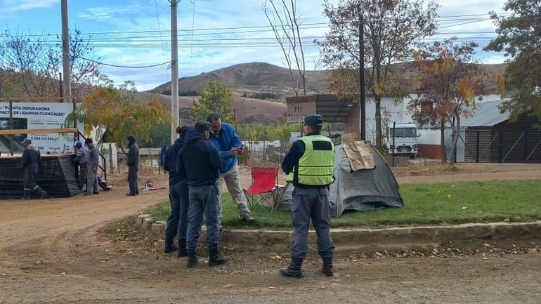 Un guardaparque se encadenó para recuperar su trabajo en el norte neuquino