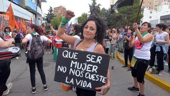en 21 fotos, asi vivio la marcha del 8m en el centro de neuquen en 21 fotos, asi vivio la marcha del 8m en el centro de neuquen