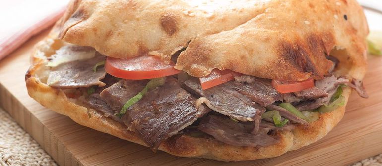 Tombik döner , el pan tiene un exterior crujiente y un interior tierno. Tombik döner , el pan tiene un exterior crujiente y un interior tierno.
