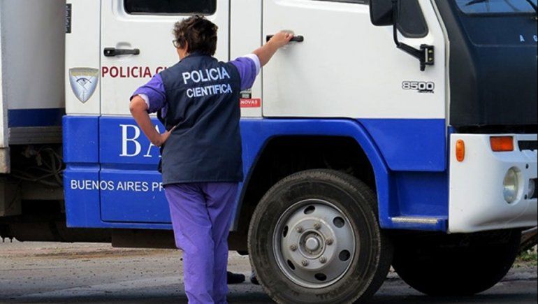 La mataron por la espalda para robarle el auto