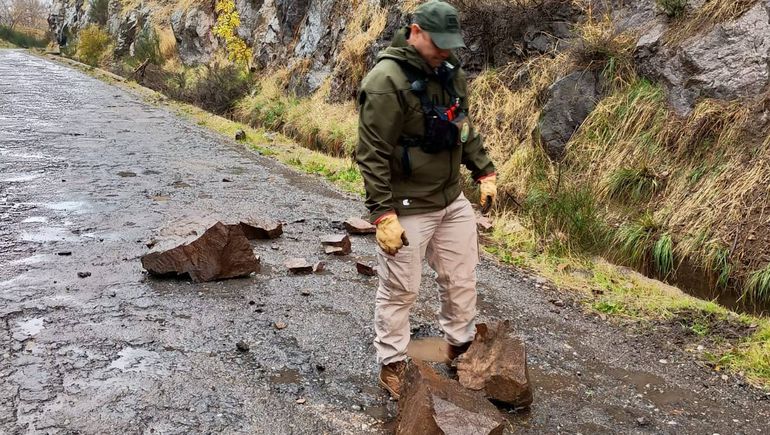 Personal de Defensa Civil de San Martín de los Andes retirando las piedras de las rutas por desmoronamientos. Personal de Defensa Civil de San Martín de los Andes retirando las piedras de las rutas por desmoronamientos.