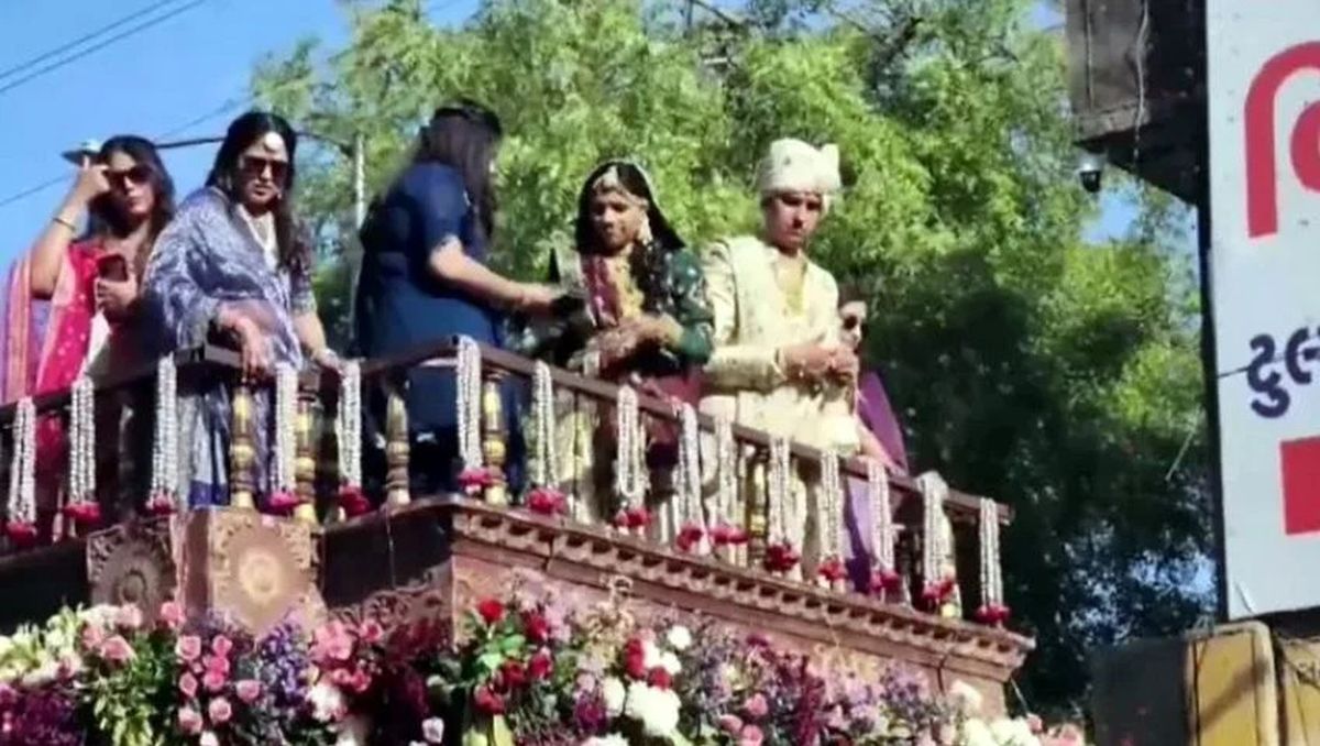 India: una pareja tira a la calle más de dos millones de dólares