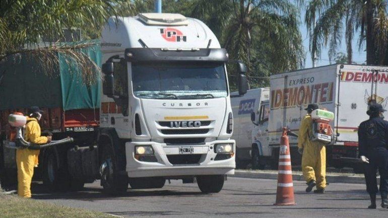 Los camioneros viven una odisea para pasar por algunas provincias del pa&iacute;s.