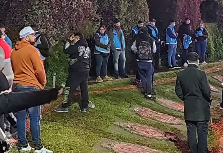 El hecho ocurrió en la zona parquizada lindera al Obelisco de Capital Federal. 