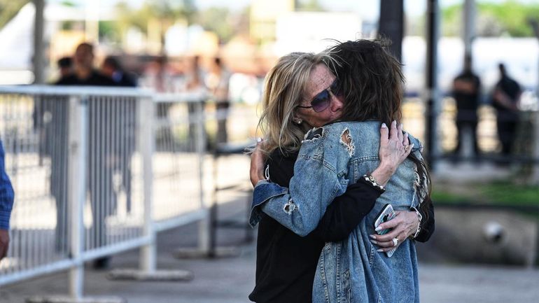 Así recibían los familiares a los argentinos repatriados. Así recibían los familiares a los argentinos repatriados.