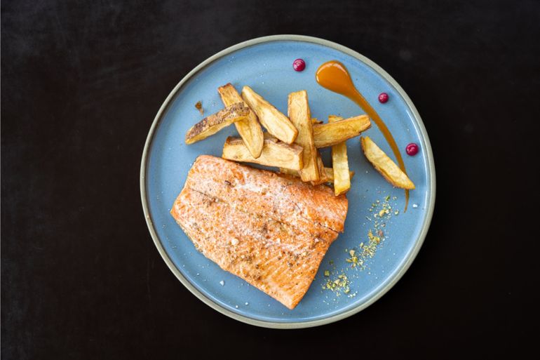 Trucha con papas, un registro de producto regional del hotel Alto Traful Trucha con papas, un registro de producto regional del hotel Alto Traful