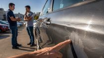 Los detalles que hay que tener en cuenta antes de comprar un auto usado. Foto: IA Los detalles que hay que tener en cuenta antes de comprar un auto usado. Foto: IA