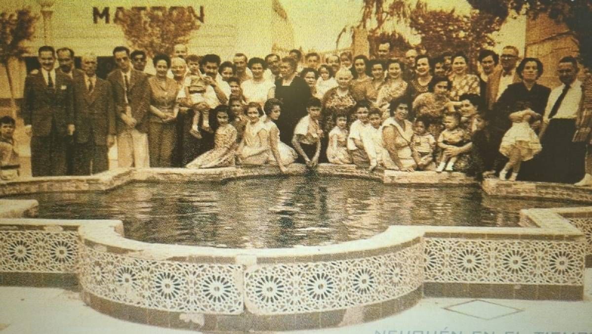 Familia González en la fuente de la Avenida Argentina.