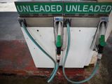FOTO DE ARCHIVO: Un cartel de gasolina sin plomo en una estación de combustible en desuso en Roundfort, Irlanda 26 de julio de 2017. REUTERS/Clodagh Kilcoyne