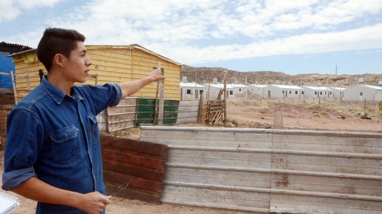 Los ranchos contrastan con las casas del plan de viviendas. Para los vecinos