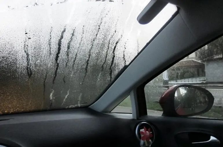 ¿Cómo desempañar rápidamente los vidrios del auto los días de lluvia? El truco que pocos aplican