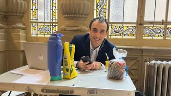 El senador por Santa Cruz José María Carambia en 2023, cuando instaló una mesa de camping en el Senado. El senador por Santa Cruz José María Carambia en 2023, cuando instaló una mesa de camping en el Senado.