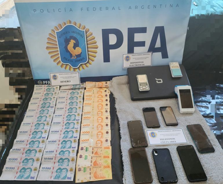 Parte de los elementos secuestrados a la pareja narco de Junín de los Andes. Parte de los elementos secuestrados a la pareja narco de Junín de los Andes.