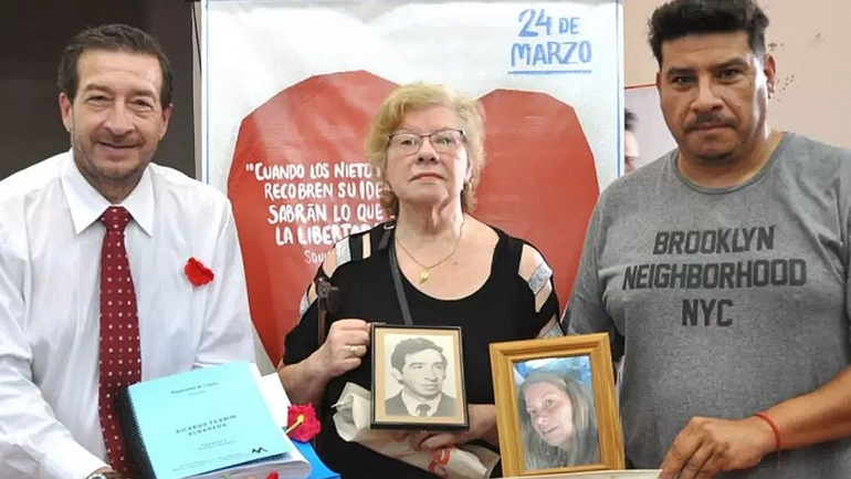 Susana Montoya junto a sus hijos. Susana Montoya junto a sus hijos.