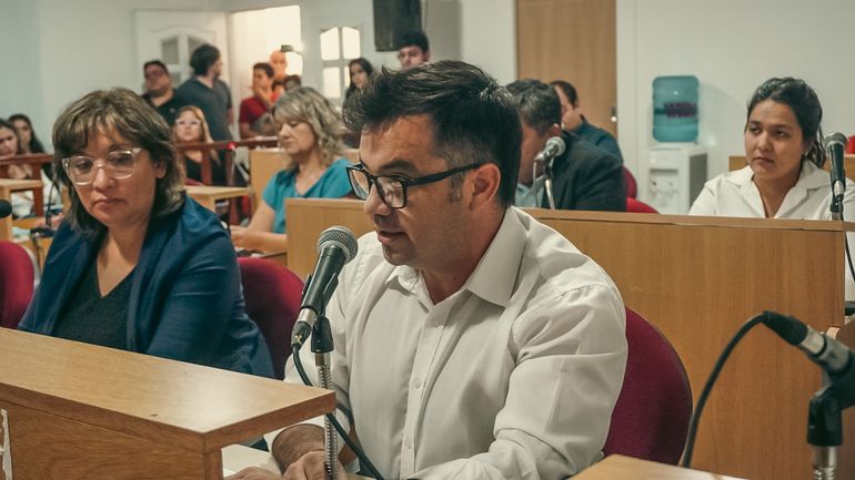 Carlos Ponce, el único concejal que no apoyó la suspención. Carlos Ponce, el único concejal que no apoyó la suspención.