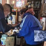 Policías levantan huellas tras el robo en una parrilla de Villa La Angostura.