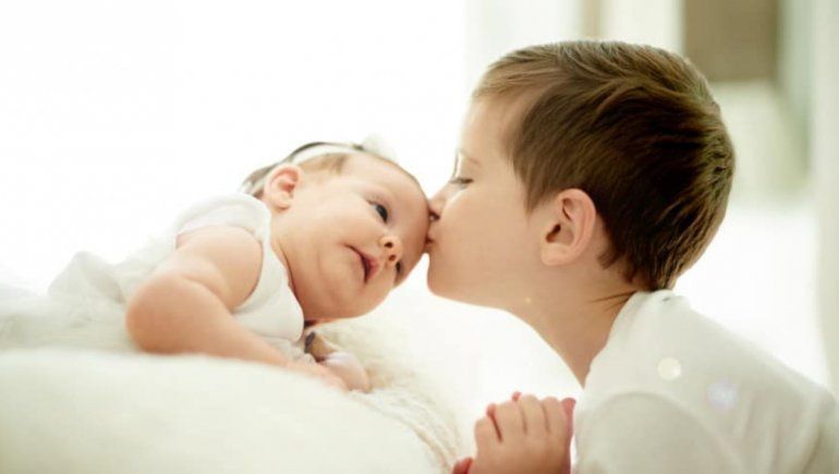 TikTok: tierna reacción de un niño al conocer a su hermanita es viral