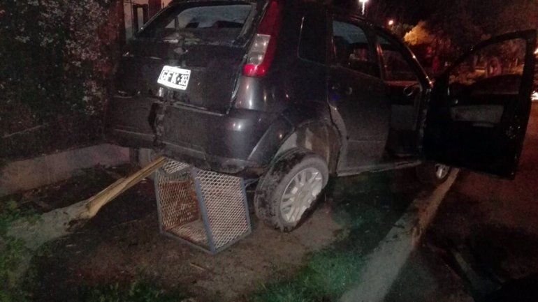Dos autos destrozados tras un accidente en Centenario
