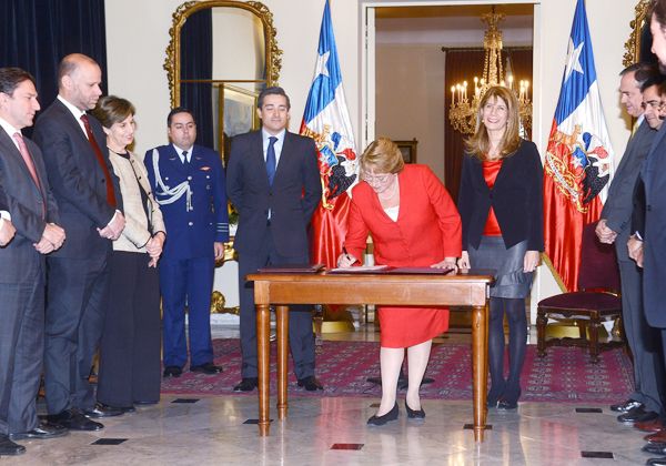 Bachelet impulsa drástica reforma electoral en Chile