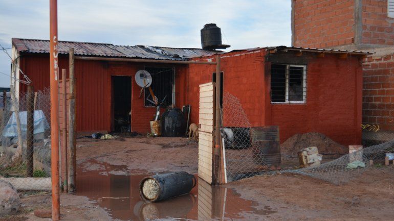 Una familia perdió todo tras un voraz incendio en Rincón de los Sauces