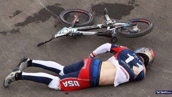 Uno de los competidores accidentados, dolorido en el piso. Uno de los competidores accidentados, dolorido en el piso.