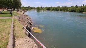 Las crecidas por las erogaciones de las hidroeléctricas destruyeron la costa del río Limay.