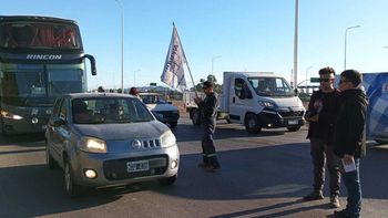 Manifestación de ceramistas sobre la Ruta 7 complica el tránsito este jueves Santo