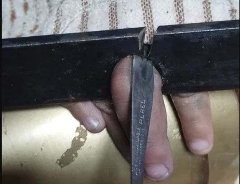 Comodoro Rivadavia: jugaba con una reja y una cuchara y quedó trabado. Comodoro Rivadavia: jugaba con una reja y una cuchara y quedó trabado.