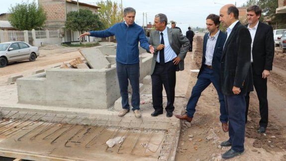 Horacio Quiroga y funcionarios municipales, ayer, en San Lorenzo.