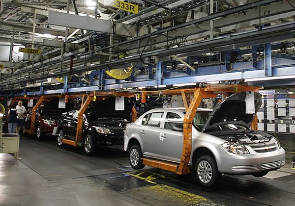 Peugeot suspendió a mil obreros tras suprimir un turno de producción