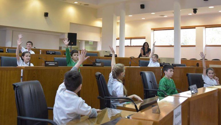 Alumnos de tercer grado debatieron ideas en el Concejo