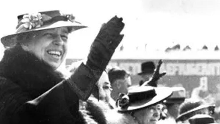 La primera dama de los Estados Unidos, Anna Eleanor Roosevelt, saluda durante el desfile por el Día de la Suegra en Amarillo, Texas. La primera dama de los Estados Unidos, Anna Eleanor Roosevelt, saluda durante el desfile por el Día de la Suegra en Amarillo, Texas.
