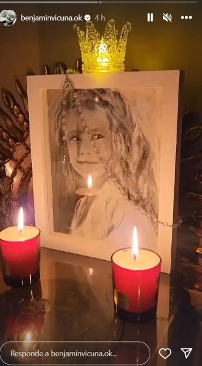 Como todos los días 8 de cada mes, Benjamín Vicuña armó un altar en honor a su hija Blanca. Como todos los días 8 de cada mes, Benjamín Vicuña armó un altar en honor a su hija Blanca.