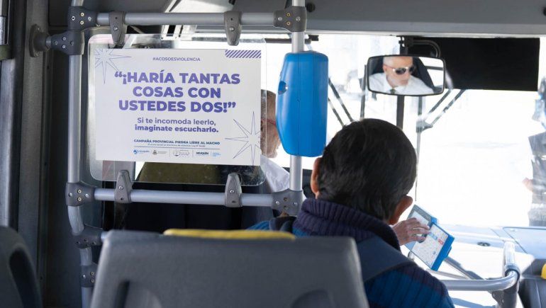 Ay morocha, cómo te parto: qué son los carteles que colgaron en garitas y colectivos