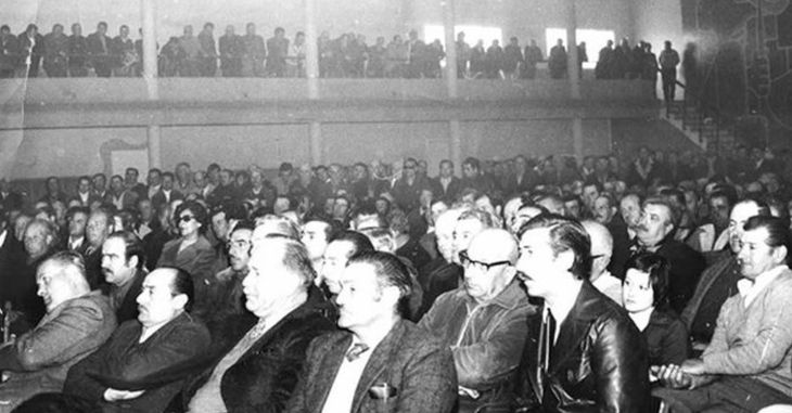Julio de 1965. El auditorio totalmente colapsado esperando las palabras de 'Pancho' Tropeano por el precio justo de la fruta para los productores.