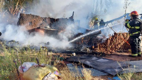 Un incendio arrasó con una vivienda de adobe en Centenario