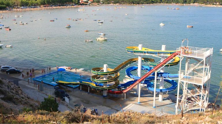 Tragedia en un parque acuático: una beba se resbaló de los brazos de su papá en un tobogán y murió
