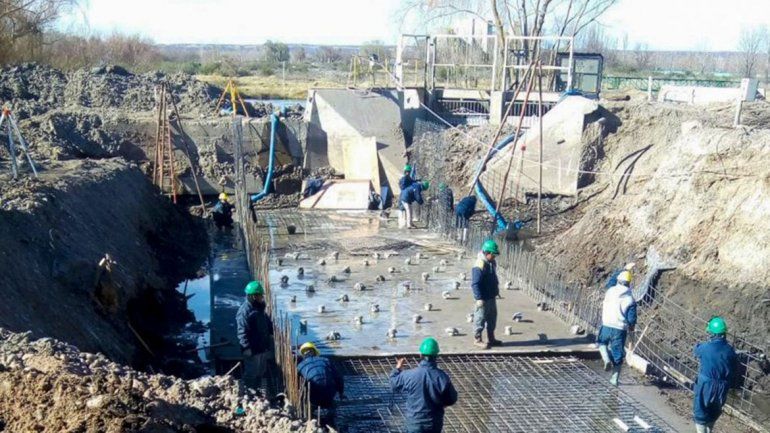 Operarios trabajando en el saneamiento del Durán.