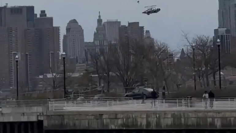 Un helicóptero con varios pasajeros cayó en el río Hudson frente a Manhattan
