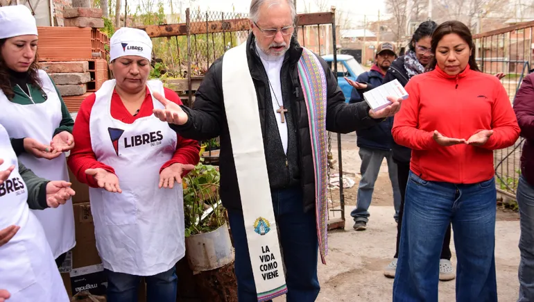 Fernando Croxatto bendijo un comedor que asiste a los más pobres. Fernando Croxatto bendijo un comedor que asiste a los más pobres.