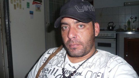 Ariel Maximiliano Catalán es el músico acusado. Su banda se disolvió por lo que pasó. Su ex compañeros lo repudiaron.