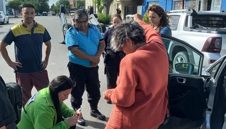 Un insólito accidente en el centro de Rawson. Un insólito accidente en el centro de Rawson.